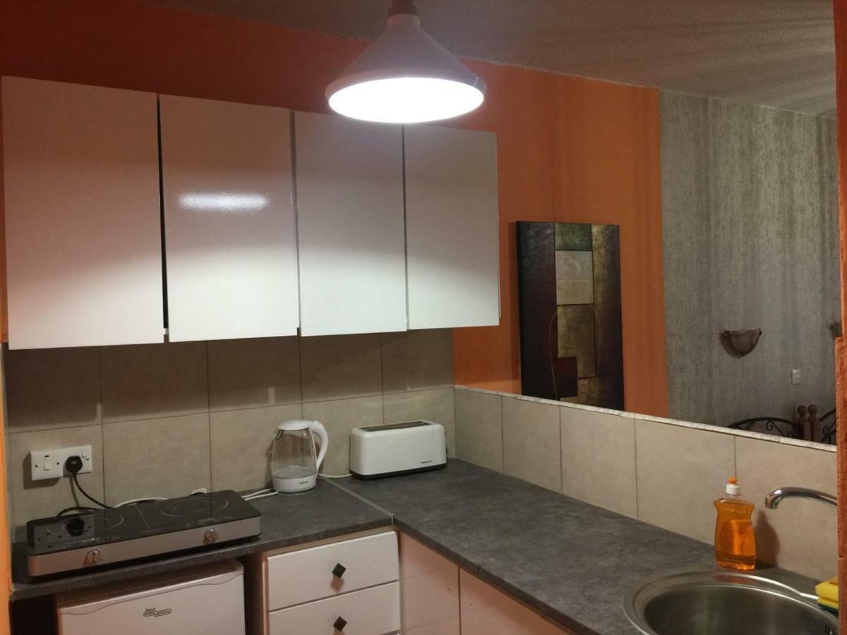 Pomelo Apartments 아이아 나파 외부 사진
