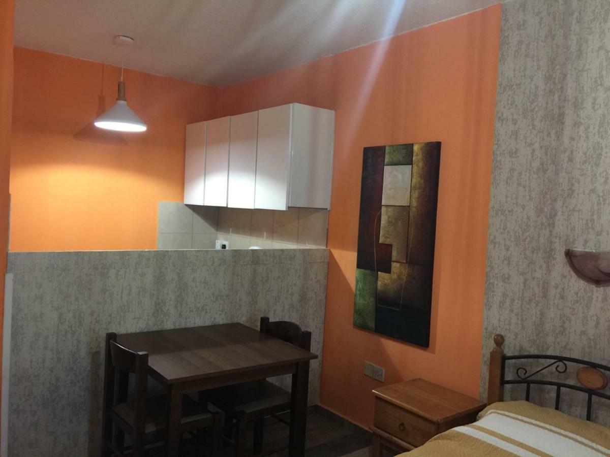 Pomelo Apartments 아이아 나파 외부 사진